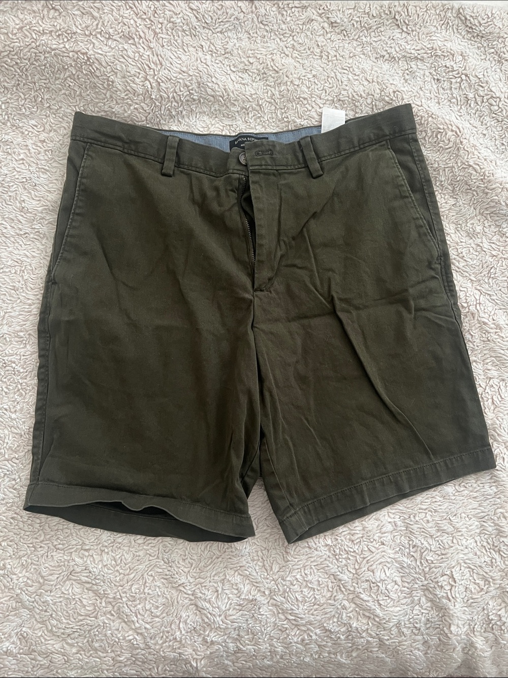 Banana Republic Olive Green Flat Front Chino Shorts - 34 waist